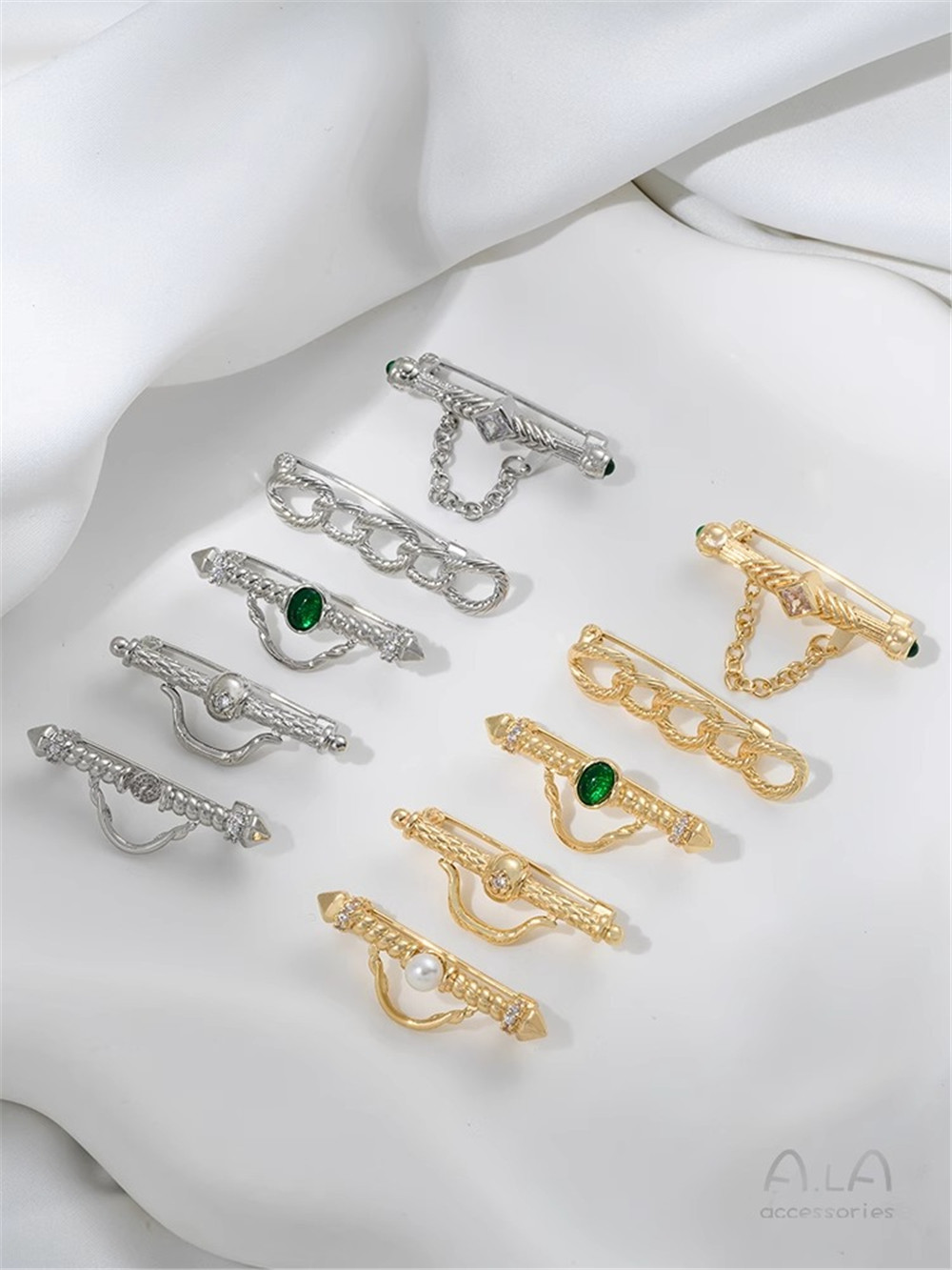 Brooch Pin Gold - Spilla scanalata con zirconi incisi color